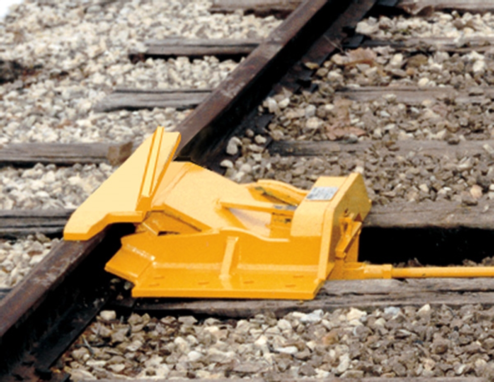 Left Throw One-Way Retractable Derail
For freight cars and locomotives. Derail is supplied with high-rise operating stand, connecting rod and blue derail sign.  Weight 460 lbs.